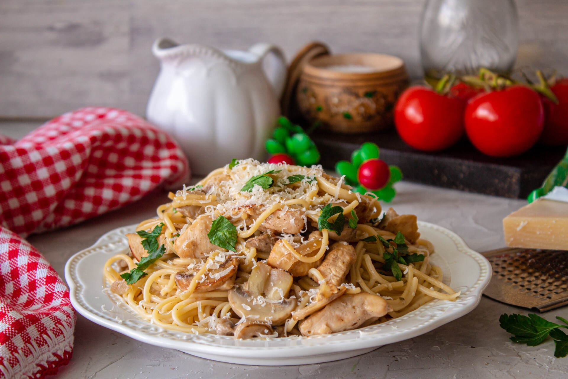 Рецепт спагетти с курицей и грибами в сливочном соусе с фото