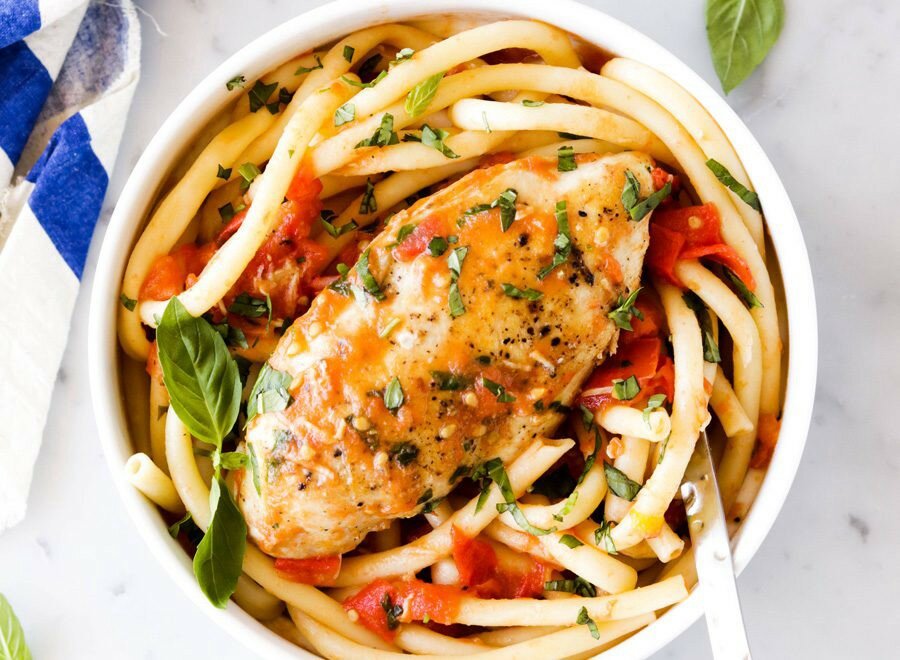 Рецепт грудки с овощами на сковороде. Макароны с куриной грудкой. Спагетти с куриной грудкой. Куриная грудка с овощами. Спагетти с курицей в томатном соусе.