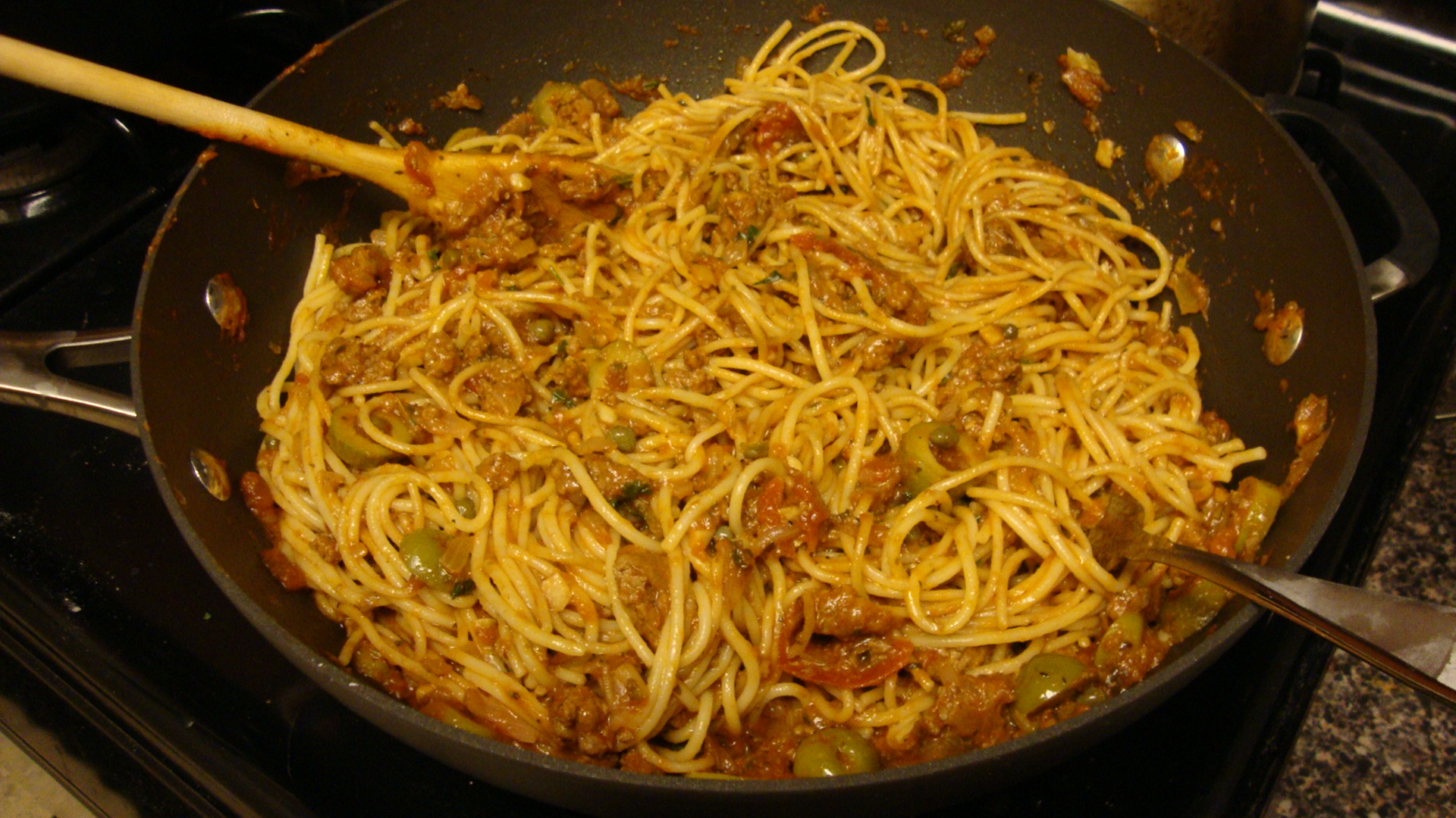 Лапша жареная на сковороде. Спагетти. Макароны с мясом. Макароны на сковороде. Спагетти на сковороде.