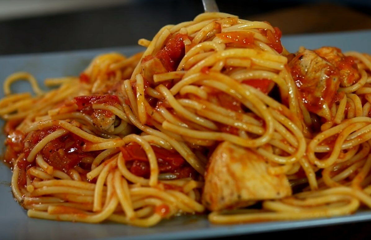 Лапша из грудки. Спагетти. Спагетти с курицей. Паста с курицей в томатном соусе. Спагетти с курицей и помидорами.