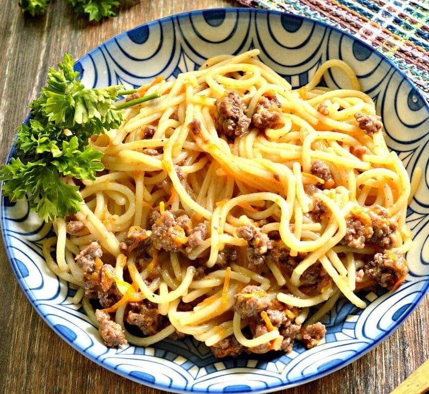 Спагетти с мясным фаршем и овощами на сковороде