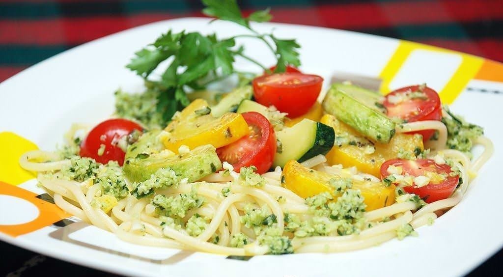 Готовое блюдо из макарон с овощами
