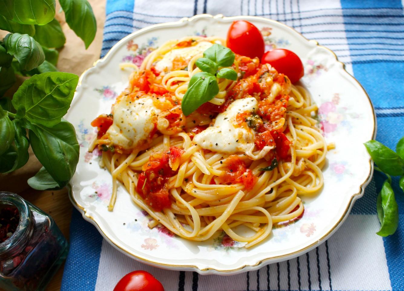 Рецепт спагетти с сыром и помидорами с фото пошагово и видео - 1000.meny