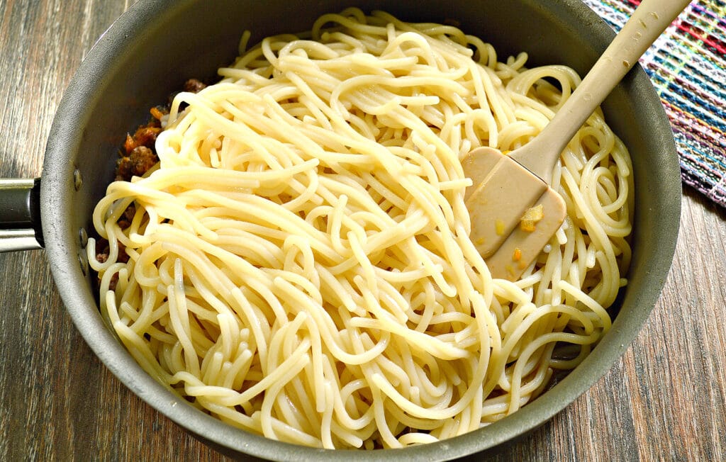 Фото к рецепту - Спагетти с фаршем и овощами на сковороде - шаг 4