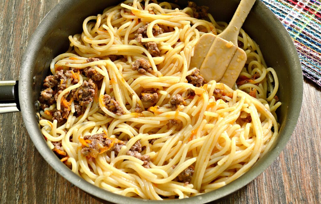 Фото к рецепту - Спагетти с фаршем и овощами на сковороде - шаг 5