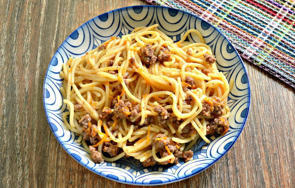 Фото к рецепту - Спагетти с фаршем и овощами на сковороде - шаг 6