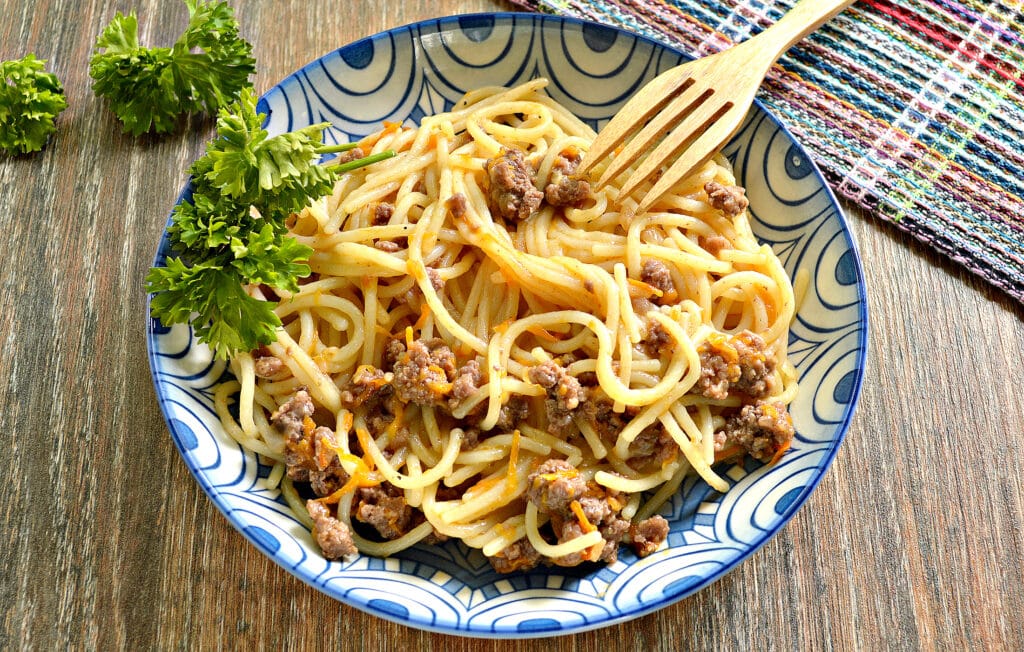 Фото к рецепту - Спагетти с фаршем и овощами на сковороде - шаг 7