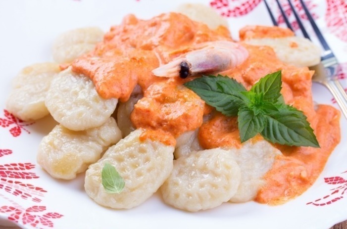 Рецепт: Ньокки с креветками и перечным соусом