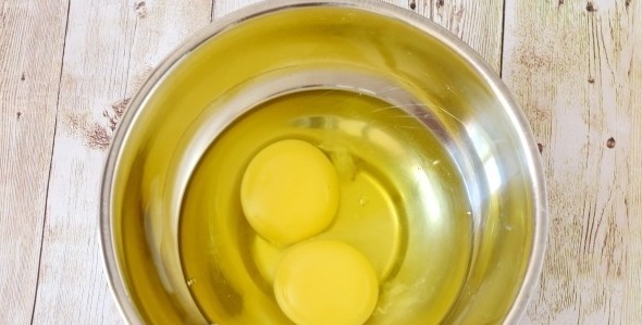 Разбейте яйца в миску