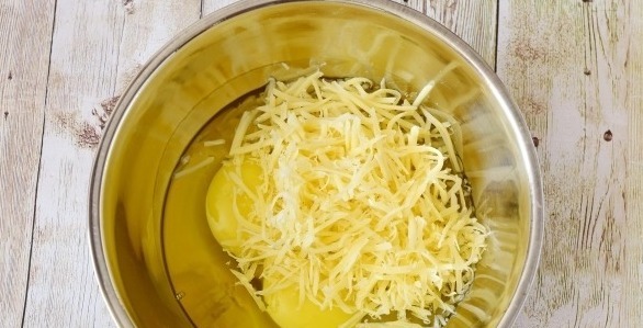 Выложить сыр на яйца