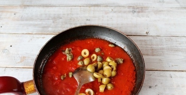 Добавить в соус каперсы и оливки