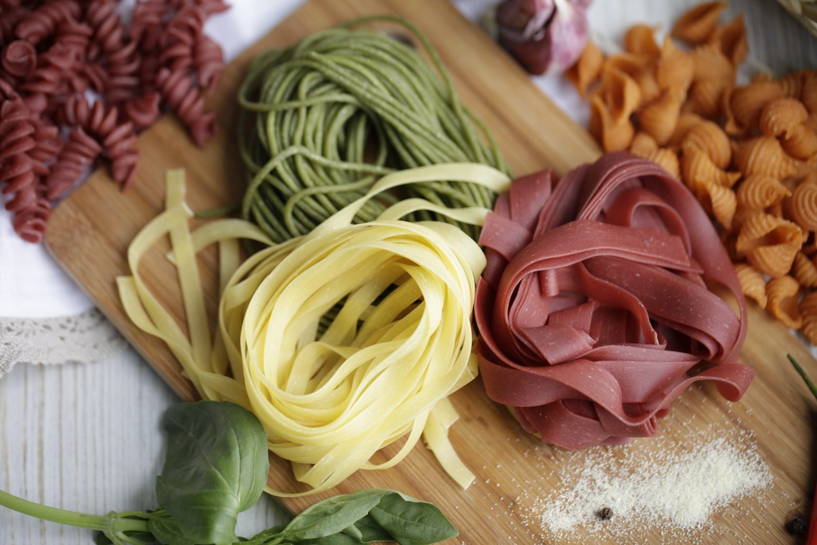 Например макароны. Макароны. Итальянская паста. Цветная итальянская паста. Красивые макароны.