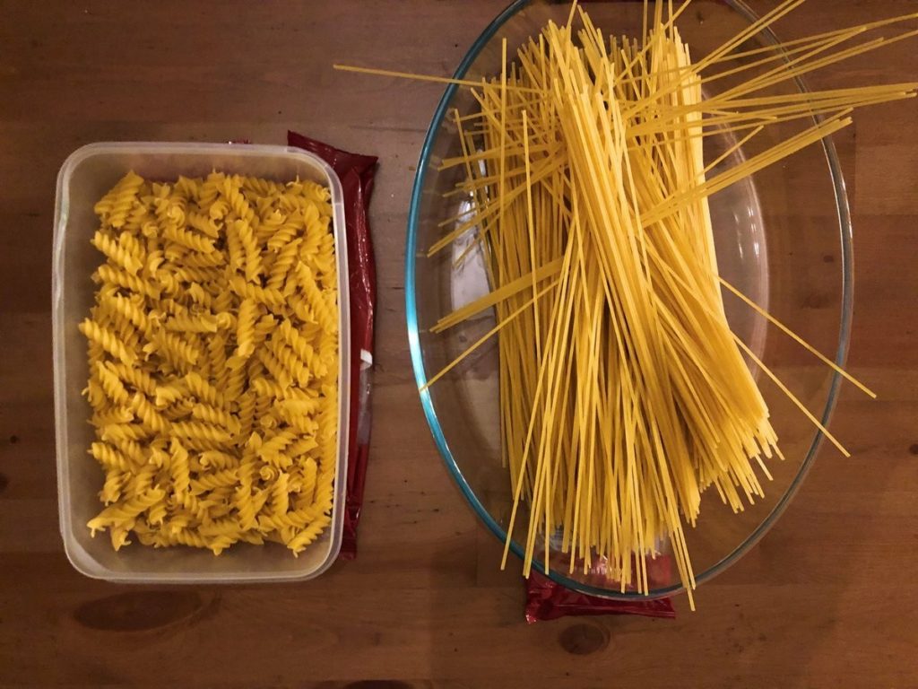 Порция спагетти грамм. 100г макарон. 100 Г спагетти. 100 Г вермишели это. 100 Грамм макарон.