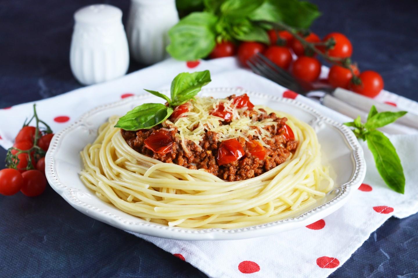 Макароны с сыром и помидорами на сковороде. Спагетти Арабьята. Итальянская паста с фаршем и томатной пастой. Спагетти с фаршем в томатном соусе. Спагетти с томатным соусом и сыром.