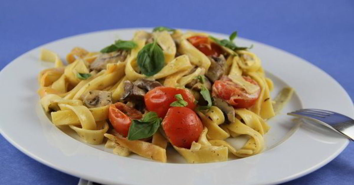 pasta-s-gribami-tomatami-cherri-i-sousom-so-slivkami-i-pesto-ready0-w1200h630.jpg