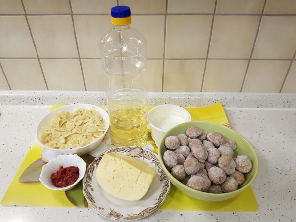 Ингредиенты для запеканки из макарон с фрикадельками