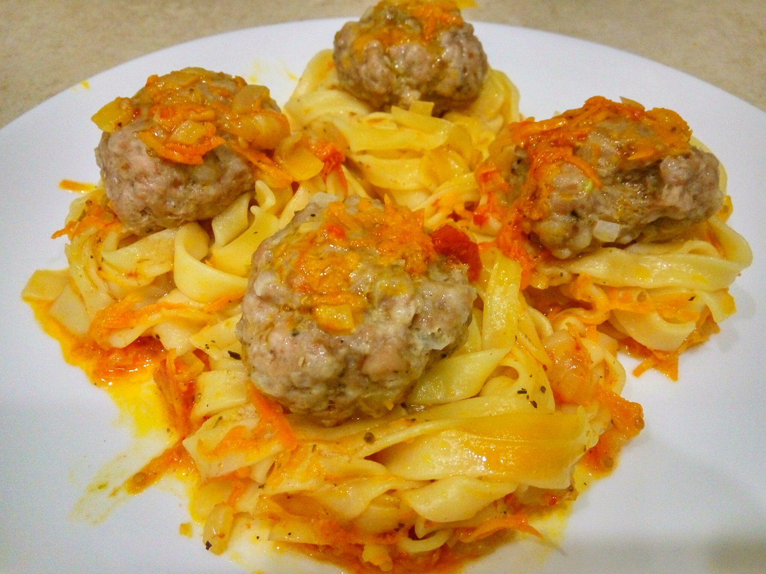 Макаронные гнезда с фаршем и соусом на сковороде, рецепт с фото пошагово и видео - Вкусо.ру