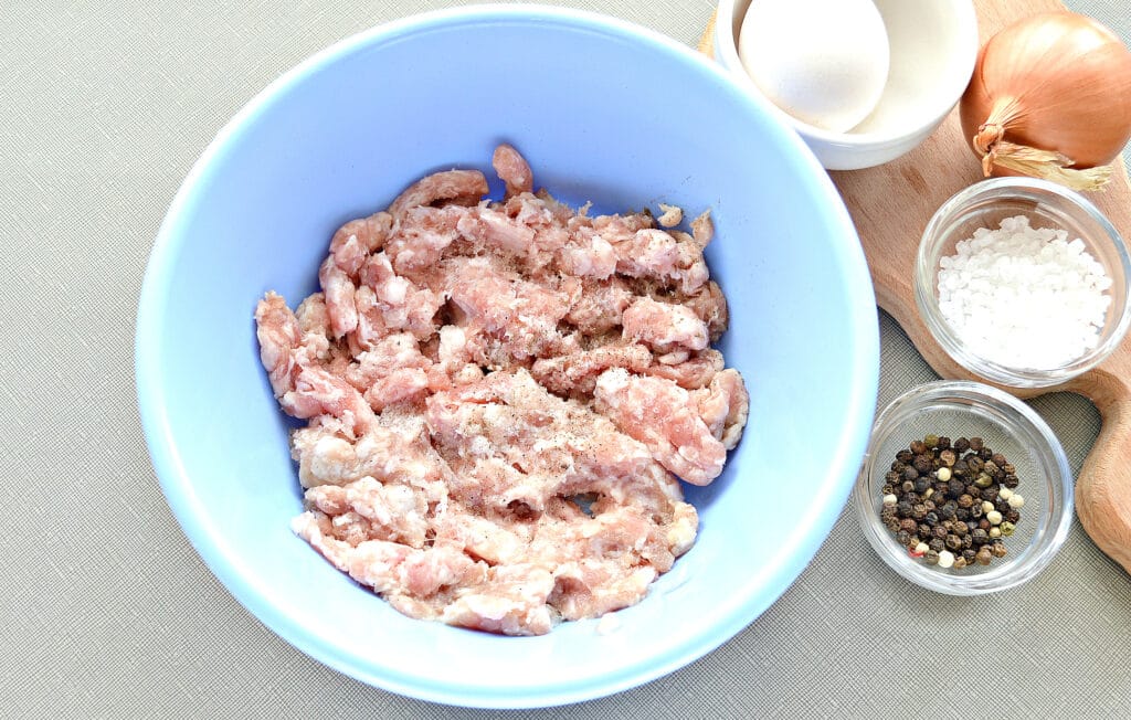 Фото к рецепту - Гнездышки с фрикадельками в сметанном соусе на сковороде - шаг 1