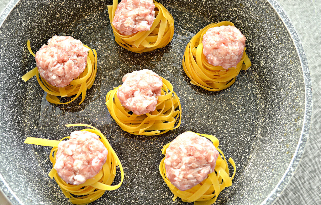 Фото к рецепту - Гнездышки с фрикадельками в сметанном соусе на сковороде - шаг 4