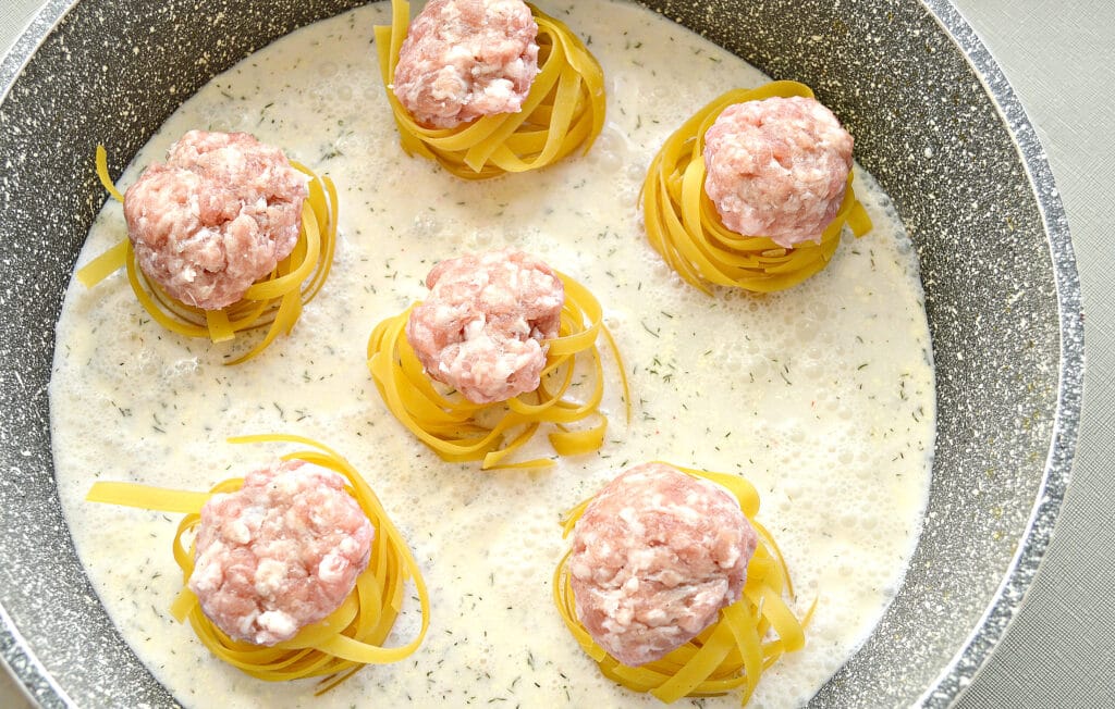 Фото рецепта - Гнездышки с фрикадельками в сметанном соусе на сковороде - шаг 5