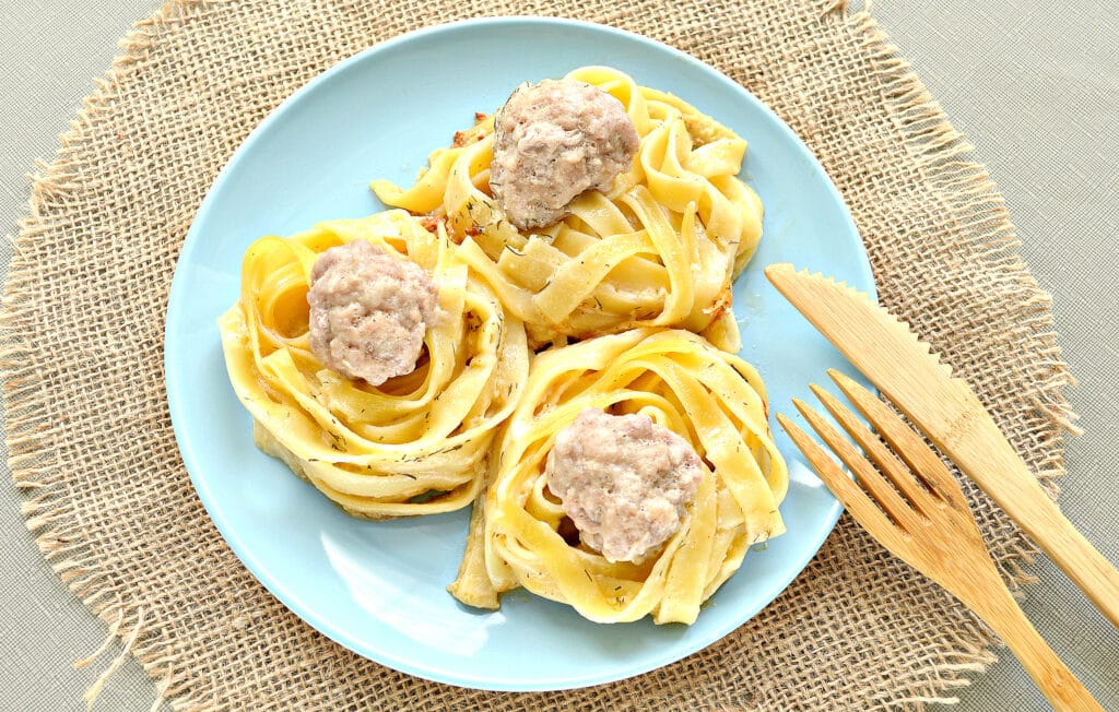 Фото к рецепту - Гнездышки с фрикадельками в сметанном соусе на сковороде - шаг 6